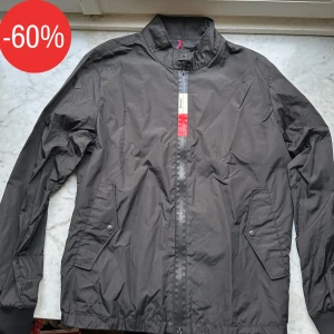 Moncler vårjacka - LAGERRENSNING! En riktigt snygg och sällsynt moncler jacka för ett galet pris! Mycket bra skick inga defekter! 