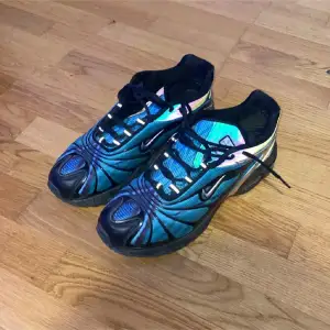 Säljer ett par Skepta tailwinds/ Nike Air Max Tailwind 5. Använda ett par gånger/ Bra skick. Dem är lite repade på undersidan men inget som märks av när man har dem på sig (Sista bilden). Storlek 44. Pris går att diskutera✅