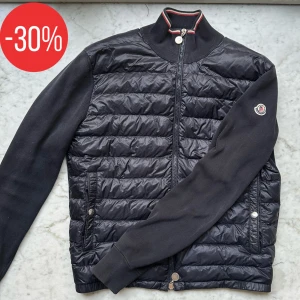 Moncler cardigan - LAGERRENSNING! En riktigt snygg moncler cardigan för ett galet pris! Mycket fint skick!