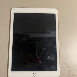 iPad med tangentbord - Säljer en iPad i guld med ett matchande svart tangentbord. Perfekt för både arbete och underhållning. iPaden har en elegant design med en praktisk hemknapp. Tangentbordet är avtagbart och gör det enkelt att skriva. 970kr för plattan + tangentbordet men pris kan diskuteras! 