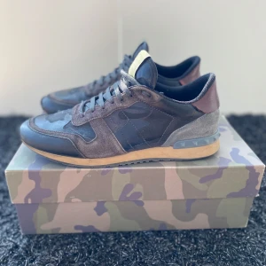 Valentino Rockrunners - Ett par riktigt snygga Valentino Rockrunners som passar perfekt nu till våren och sommaren. Skorna är i väldigt bra skick och kommer med box och snören. Priset är inte hugget i sten så tveka inte på att höra av dig🙌