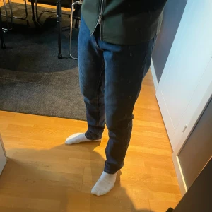Blå Woodbird jeans - Blåa Woodbird jeans med klassisk passform, använda endast 2 gånger alltså som nya. Storlek 32.