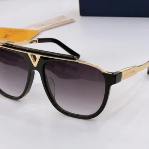 Louis Vuitton solglasögon  - Fina LV solglasögon inne just nu. Paket o allting följer med som det ska. Vi har oanvända produkter bara. Högsta kvalité i hela markanden. Köparen står för frakten (82kr)