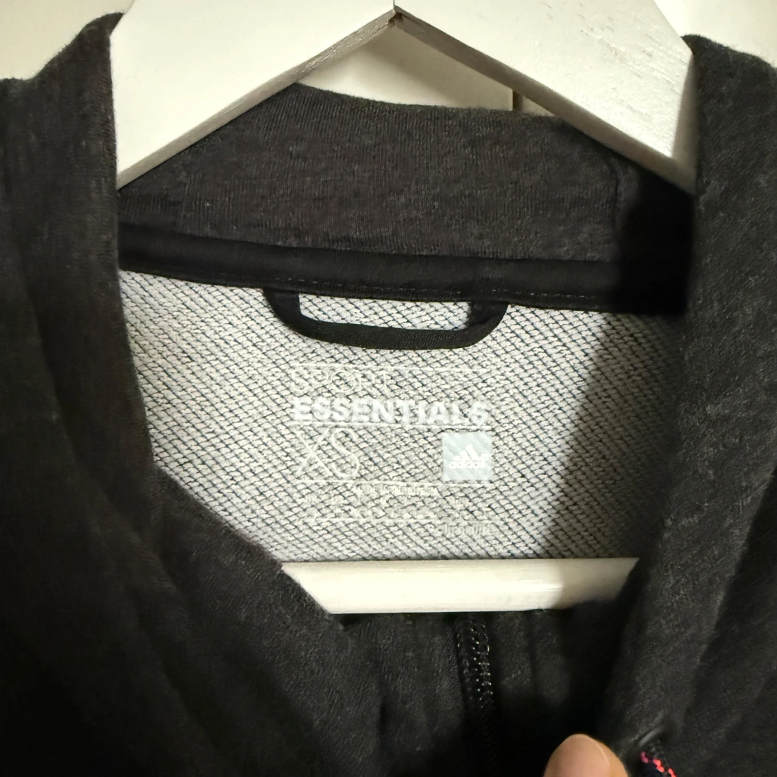 Mörkgrå hoodie från Adidas - 2