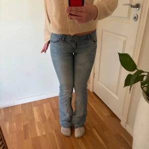 lågmidjade jeans med detaljer - skit snygga lågmidjade jeans med rosa detaljer bak och fram. skriv för fler bilder💓(ops det saknas några stenar på bakfickorna)