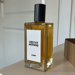 Chelsea Morning parfym från Lush - Chelsea morsning från lush, luktar exakt som supermilk. Testsprut tagen. Säljer för att jag har för många parfymer. Köpt för 600