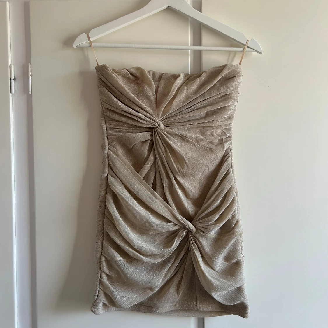 Beige axelbandslös klänning