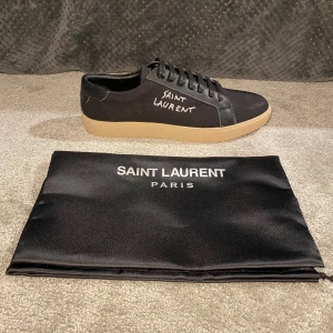 Saint Laurent skor  - Säljer dessa feta skor från Saint Laurent. Perfekta för en stilren look. Dustbqg följer med✅ Kvitto finns‼️Priset går att diskuteras och tveka inte att fråga om ni undrar något!Såklart äkta 