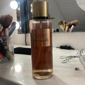 Bare Vanilla Victoria's Secret - Säljer en Bare Vanilla, ca 200 ml kvar- se bild