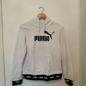 Vit hoodie och byxor från Puma (SET) - Säljer en vit hoodie och matchande byxor från Puma. Använd en gång. 