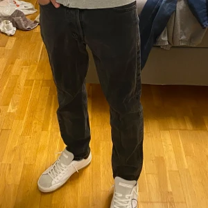 Svarta Jack and Jones jeans - Tjena säljer dessa snygga svarta Jack and Jones jeans i storlek 27/30 och de är i modellen loose/chris. Tveka inte att kontakta mig om du har några frågor.