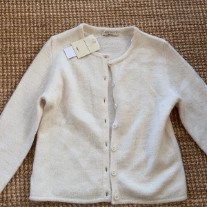 Stickad kofta  - Säljer en sjukt fin kofta från gina. Säljer min för endast ❗️300kr❗️strlk Xs  koftan är helt ny skick 10/10