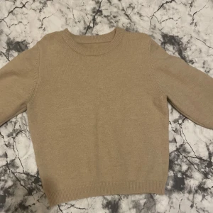 Beige stickad tröja - Säljer denna beiga stickade tröja, några noppringar därav priset💕