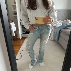 Ljusa slitna jeans - Säljer ett par ljusa jeans med slitningar och bootcut-stil. Har sytt ut jeansen längst ner (syns på bild 4&5). Skriv för mått eller fler frågor🩷🩷