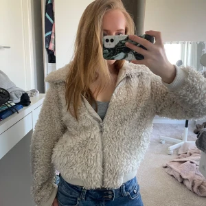 Beige teddyjacka  - Säljer den populära H&M teddyjackan. I storlek S, normal i storleken. Fint skick! Perfekt vårjacka!!! pris går att diskutera.