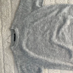 Grå stickad tröja från 157 - Säljer en mysig grå stickad tröja från 157. Tröjan har en rund halsringning och långa ärmar, perfekt för kyligare dagar. Den är enkel och stilren, vilket gör den lätt att matcha med olika outfits. Hör av dig vid intresse! 😊aldrig använd
