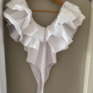 Zara volang body - Säljer nu min vita zara volangbody. Storlek S, prislapp kvar, aldrig använd.