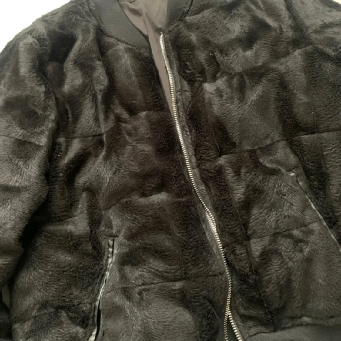 Svart pälsjacka med dragkedja - 1