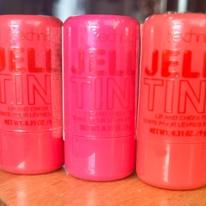 Technic Jelly Blush Sticks! - Set med 3 stycken Jelly Blush Sticks från Technic i nyanserna "Red Hot", "Peach Fizz" & "Pink Burst". 3 x 9 g. Plomberade.