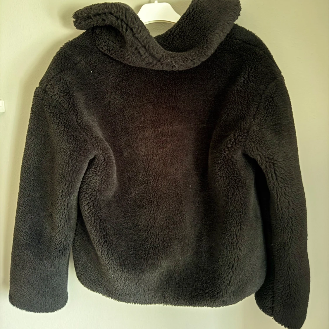 Svart teddyjacka från Amisu - 2