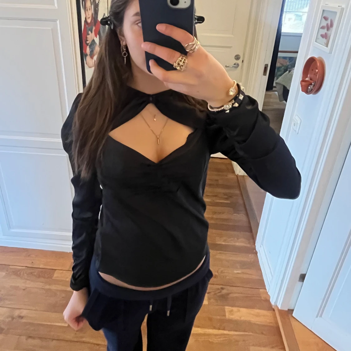 Svart långärmad topp med öppen detalj