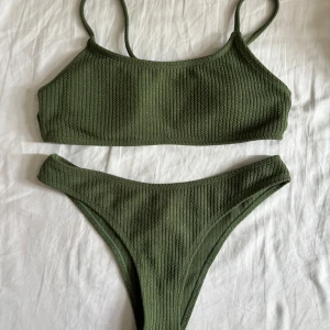 Olivgrön ribbad bikini - Jättesöt bikini med räfflat material i en olivgrön/mörkgrön färg. Hör av dig vid frågor 💞