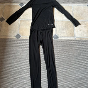 Svart underställ  - Säljer en svart långärmad tröja från Whistler. Perfekt för kyligare dagar med sin bekväma passform och stilrena design. Tröjan är tillverkad i ett mjukt material som håller dig varm och bekväm. Passar bra till både vardag och utomhusaktiviteter och ett par byxor också detta är ett underställ ett original pris på detta är 279 detta underställ är använt typ 6 gånger sen har det bara legat i garderoben vid frågor så hör av dig till mig.