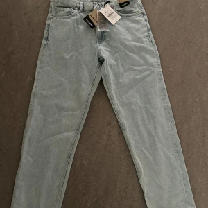 Ljusblå jeans från Pull&Bear - Snygga ljusblå jeans från Pull&Bear med en modern wide leg design. Perfekta för en avslappnad stil.