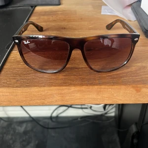 Bruna solglasögon från Ray-Ban - Snygga bruna solglasögon från Ray-Ban med en klassisk design. De har en rektangulär form och mörka linser som ger ett stilrent intryck. Perfekta för soliga dagar och en tidlös accessoar i garderoben.  Är öppen för prisförslag 