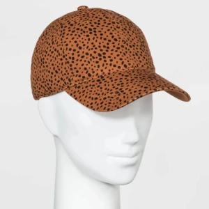 Prickig keps från Universal Thread - Snygg brun keps med svarta prickar från Universal Thread. Tillverkad i 100% bomull för en bekväm passform. Perfekt för att ge din outfit en cool touch.