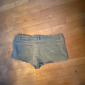 Ljusröna shorts H&M - Skitsnygga lågmidjade ljusgröna shorts, passar mig som brukar ha XS/S 💘