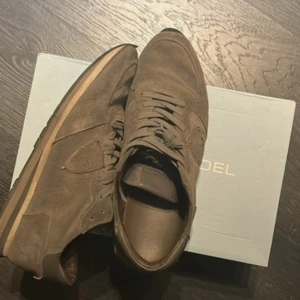Philippe Model Trainers grå 43 - Philippe Model Trainers grå storlek 43. Som nya inga defekter eller fläckar. Förra ägaren har köpt de och inte använt de. Är tvättade och mer fräscha än vad bilden säger. Pris kan diskuteras 🤝