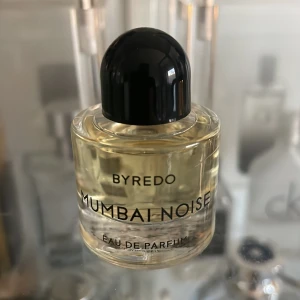 Mumbai Noise Eau de Parfum från Byredo - Säljer denna 8 ml parfymen från byredo🤩😀 A scent crowded with contrasts: of rich, warm woods and amber blended with brightness; of plummy Davana positioned alongside leather; bitter coffee stirred with sweet tonka beans.