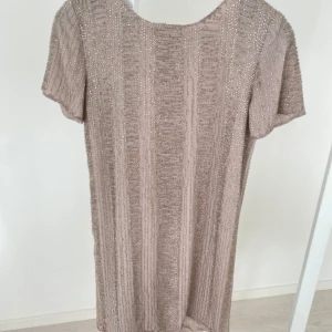 Vacker Dry Lake klänning strl S  - Vacker Glittrande klänning från Dry Lake  Strl S  Finns någon tråddragning. 100% polyester.  