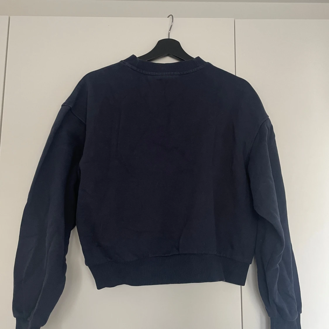 Marinblå sweatshirt från Weekday - 1