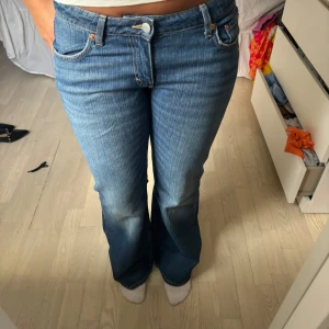 Blå bootcut jeans - Helt nya weekday jeans aldrig använda och köptes för 600 kr med lappen kvar. Fin färg men har bara inte kommit till användning. Modellen Nova Storlek 30/32.