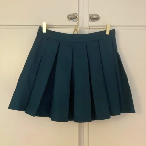 Grön Plisserad Kjol - Söt och bekväm mörkgrön kjol 💚 Upplevd storlek är 38/40! Passar mig bekvämt som har ett midjemått på 75cm ♡  Priset kan diskuteras!