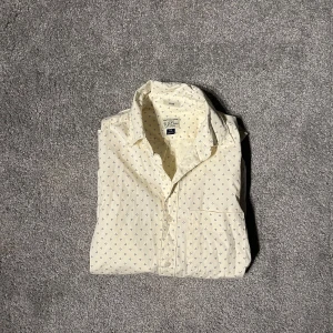 J.Crew skjorta - Tjena! Säljer en riktigt snygg J.Crew skjorta i storlek XS. Den har inga defekter eller fläckar och är i ett väldigt bra skick! Nypriset på denna skjortan kan ligga mellan 1500kr - 1700kr. Mitt pris = 299kr! Skicka vid minsta fundering 🤔 