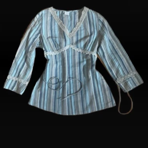 Trekvarts blus - Jättesnygg vintage trekvartsärmad blus Köpt på vinted men tyvärr passade inte storleken Den går att knyta där bak så passformen blir valdigt fin😊tröjan är i 100% bomull