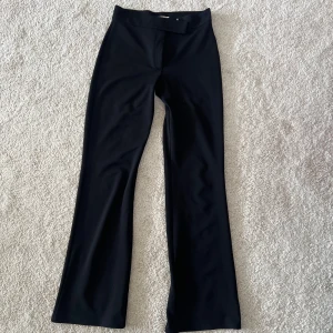 Svarta Kostymbyxor - Sjukt snygga kostymbyxor ifrån Nelly! Midwaist (ungefär lågmidjade) och bootcut. Har tyvärr ingen bättre bild med de på. Säljer då som är för korta (jag är 1,76) 😇🥰