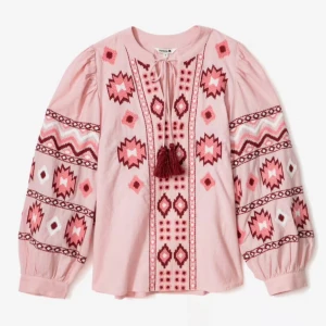 Super fin boho blus från indiska  - Jätte fin blus med ballongärmar (knäppning i ärm slut i två olika lägen) vacker brodyr och tofsar. I ekologisk bomull (brodyr av polyester) använd någon gång och tvättad en gång så i mycket fint skick! Nypris 999:- fler bilder kan fås hos intresse