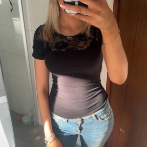 Svart topp med spetsdetaljer - Snygg svart topp med spetsdetaljer💞 passar till vardag och fest💞