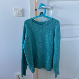 Turkos stickad tröja  - Säljer en mysig turkos stickad tröja från Vero Moda. Tröjan har en rund halsringning och långa ärmar. Den är tillverkad i ett mjukt material som håller dig varm och bekväm. 