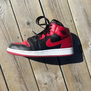 Svart och röd Nike Air Jordans - Nike Air Jordans i röd och svart färgkombination, inte särskilt använda men aningen creasade, storlek 38,5, bud är välkomna, skriv gärna ett PM vid frågor😊