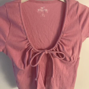 Rosa blus 🩷 - Rosa blus från Hollister, aldrig använt 💘