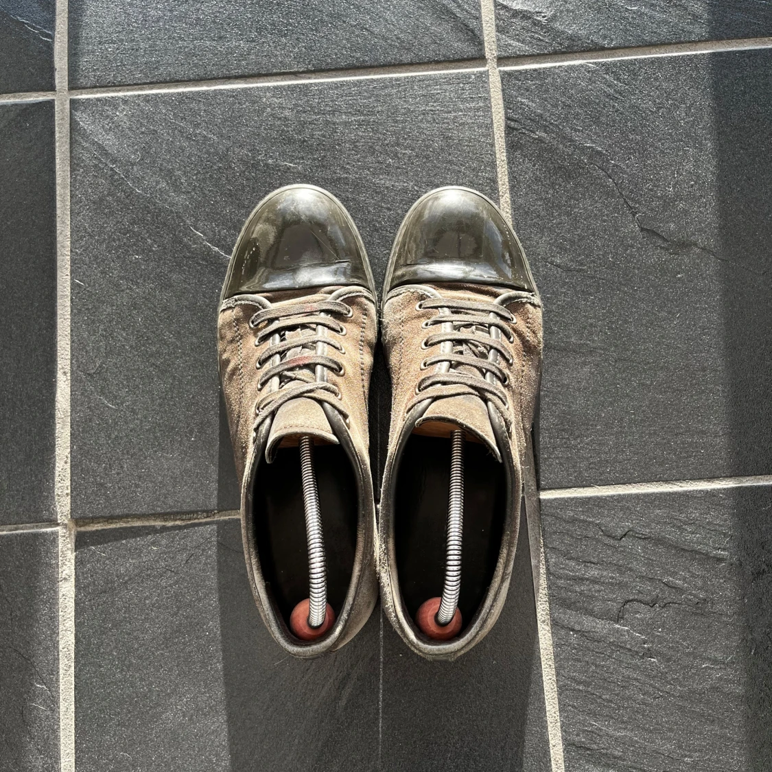 Grå Lanvins med mockadetaljer