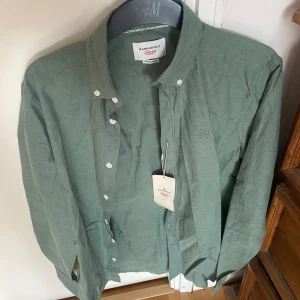 Vit t-shirt från Polo Springfield skjortor - Säljer en klassisk vit t-shirt från Polo 2 stycken . Den har en rund halsringning och korta ärmar, perfekt för en avslappnad stil. Passar bra till jeans eller shorts för en enkel look. Allt för 300!kr.