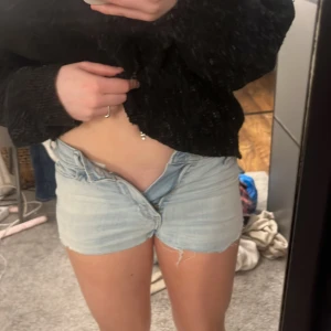 Low waist jeans shorts  - Säljer ett par ljusblå jeansshorts från hollister! Skit snygga men dock blivit för små för mig både fram och bak, passar för nån som har Xs. Dessa shorts finns inte att få tag på längre så passa på!!