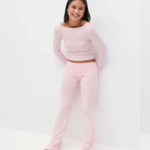 Yoga pants rosa - Superfina yoga pants från Gina tricot. Storlek 158/164. Säljer då jag tycker de är lite genomskinliga(.De har dock lite tecken på användning längs den nedre kanten på byxorna💕)