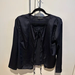 Mörkblå blus från Missay - Super cute blus från missay stl S
